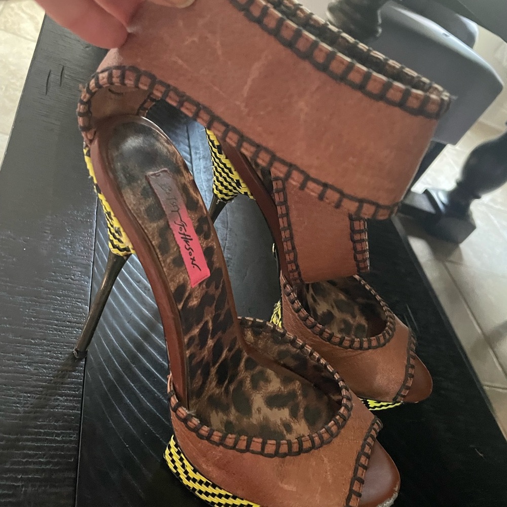 Betsy Johnson Tricksy leather stilettos sz 8